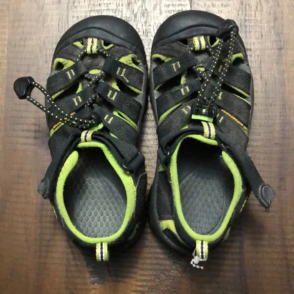 Kids’ size 4 EUC Keens.